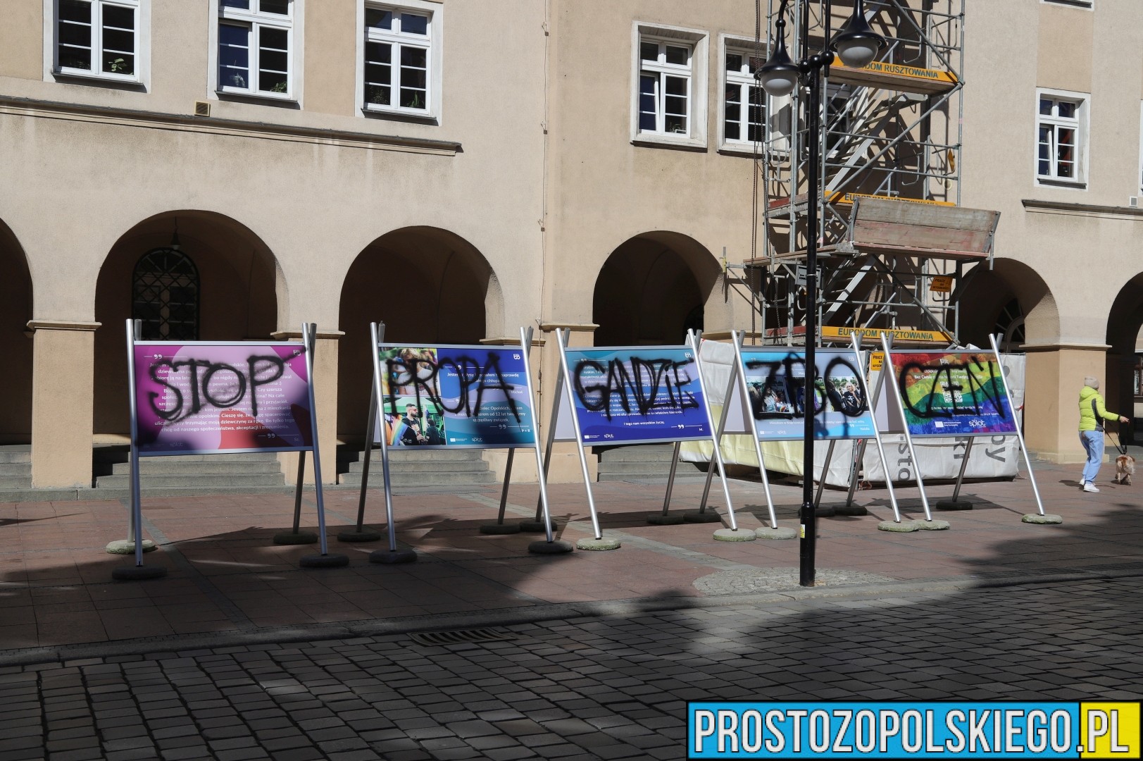 grzegorz braun w opolu, braun w opolu, prostozopolskiego, prosto z opolskiego, braun w Opolu, opole braun, zniszczył wystawę, braun zniszczył lgbt, grzedorz braun w opolu lgbt, 