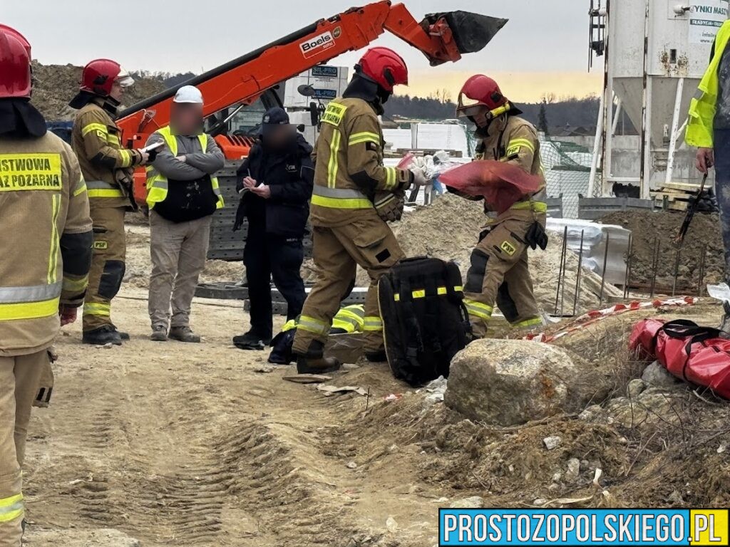 wypadek budowlany, spadł z balkonu, nadział sie na zbrojenie, 