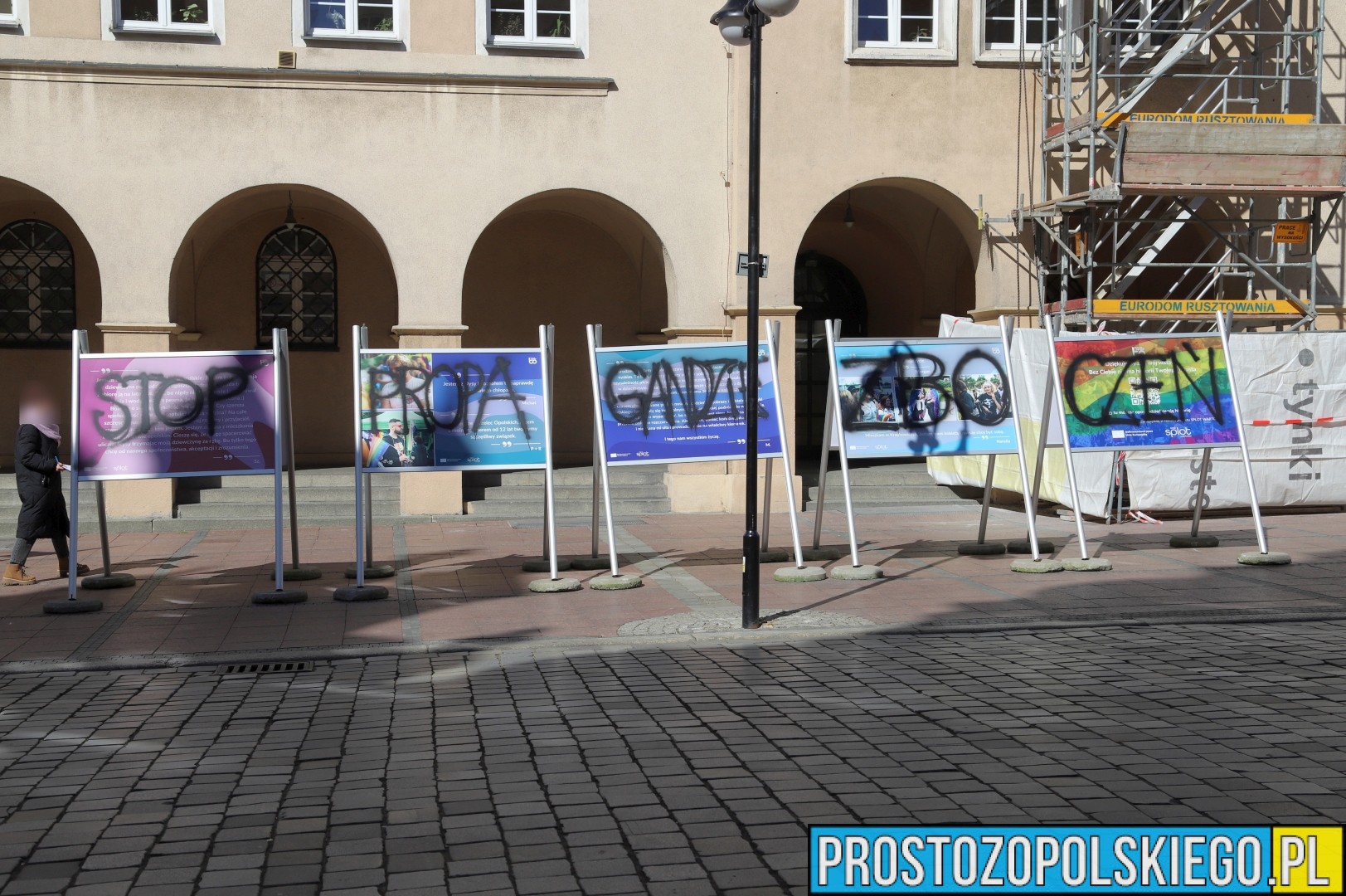 grzegorz braun w opolu, braun w opolu, prostozopolskiego, prosto z opolskiego, braun w Opolu, opole braun, zniszczył wystawę, braun zniszczył lgbt, grzedorz braun w opolu lgbt, 