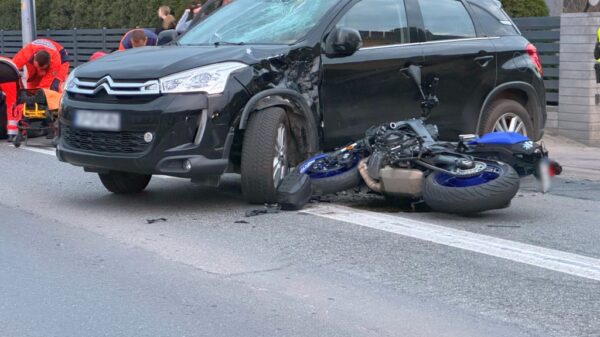 Wypadek na ulicy Oświęcimskiej w Opolu. Doszło tam do zderzenia samochodu z motorem. Jena osoba zabrana do szpitala