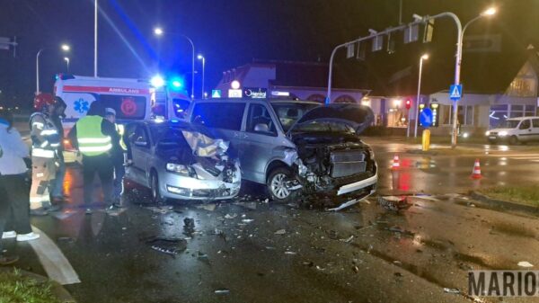 Wypadek trzech samochodów na skrzyżowaniu ulic Szarych Szeregów, a Horoszkiewicza w Opolu. Dwie osoby zostały poszkodowane