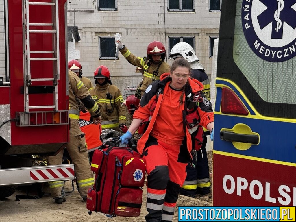 wypadek na budowie, wypadek budowlany, mężczyzna wypadł z balkonu, mężczyna nadział sie na pręt zbrojeniowy, mężczyna wbił sie na pręt zbrojeniowy, poważny wypadek na budowie, spadł z balkonu na pręt zbrojeniowy, 