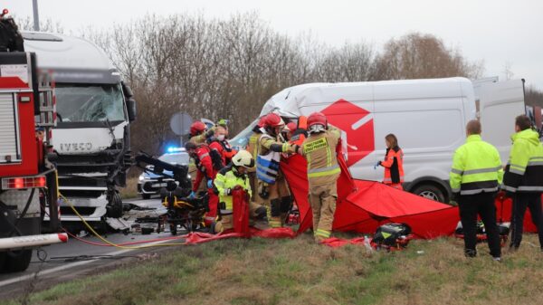 Wypadek na obwodnicy Opola. Kierujący busem czołowo zderzył się z ciężarówką. Na miejscu lądował LPR