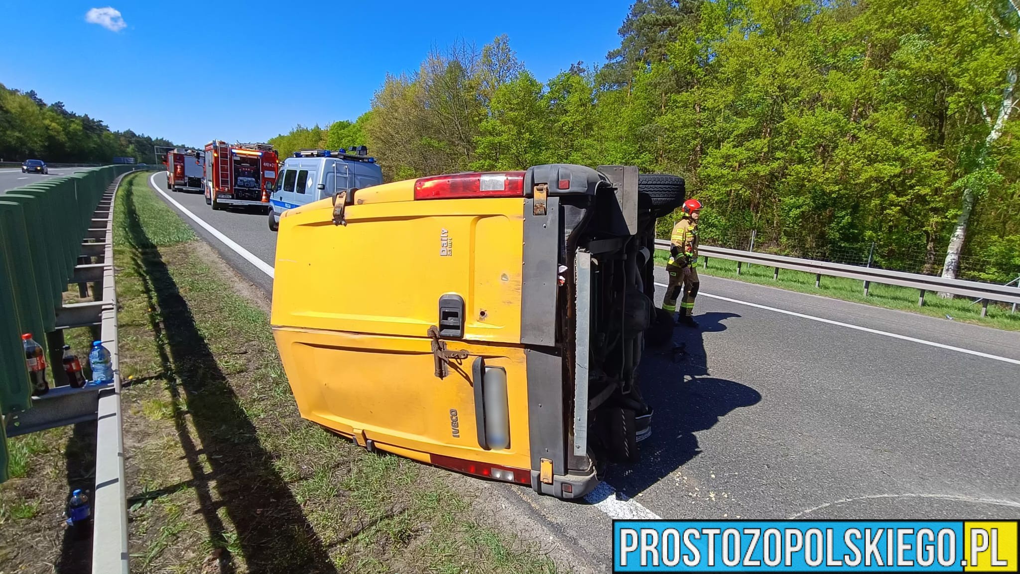 Wypadek busa na autostradzie A4 250 km kierunek Wrocław. Prawdopodobna przyczyna zdarzenia to wystrzał tylnej opony