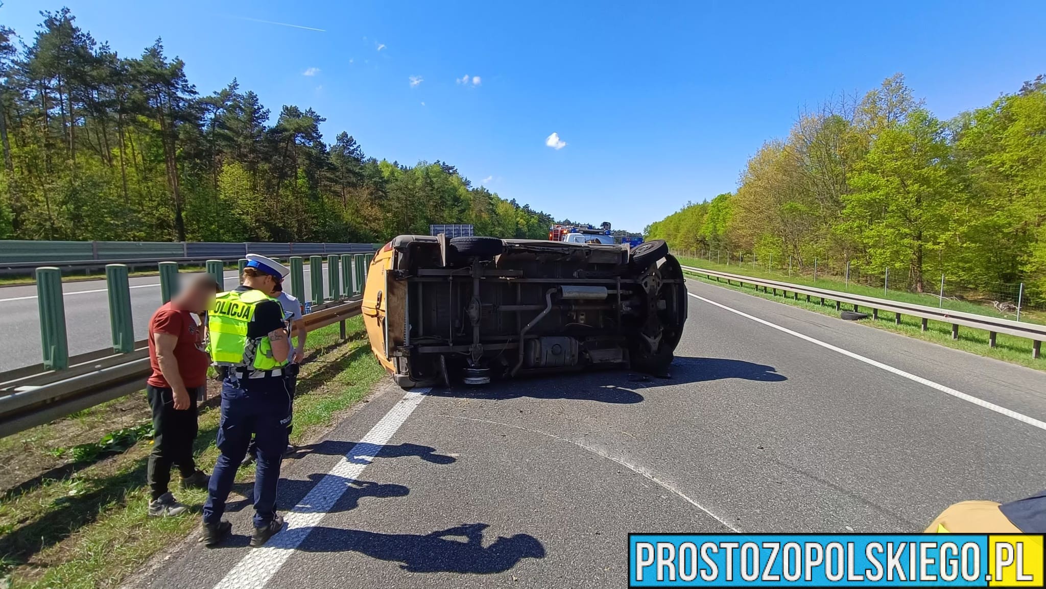 Wypadek busa na autostradzie A4 250 km kierunek Wrocław. Prawdopodobna przyczyna zdarzenia to wystrzał tylnej opony